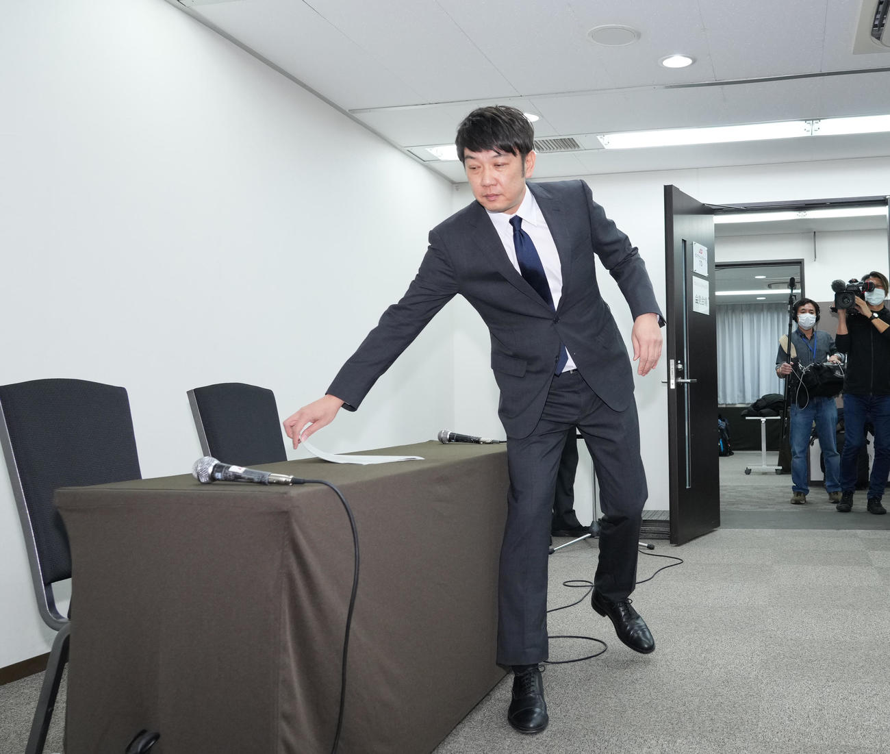 会見場に入るTKO木本武宏（撮影・菅敏）