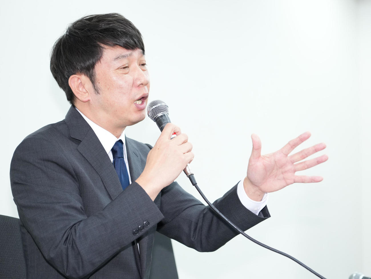 会見で投資トラブルについて説明するTKO木本武宏（撮影・菅敏）