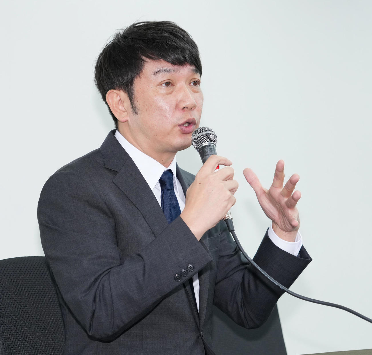 会見で投資トラブルについて説明するTKO木本武宏（撮影・菅敏）