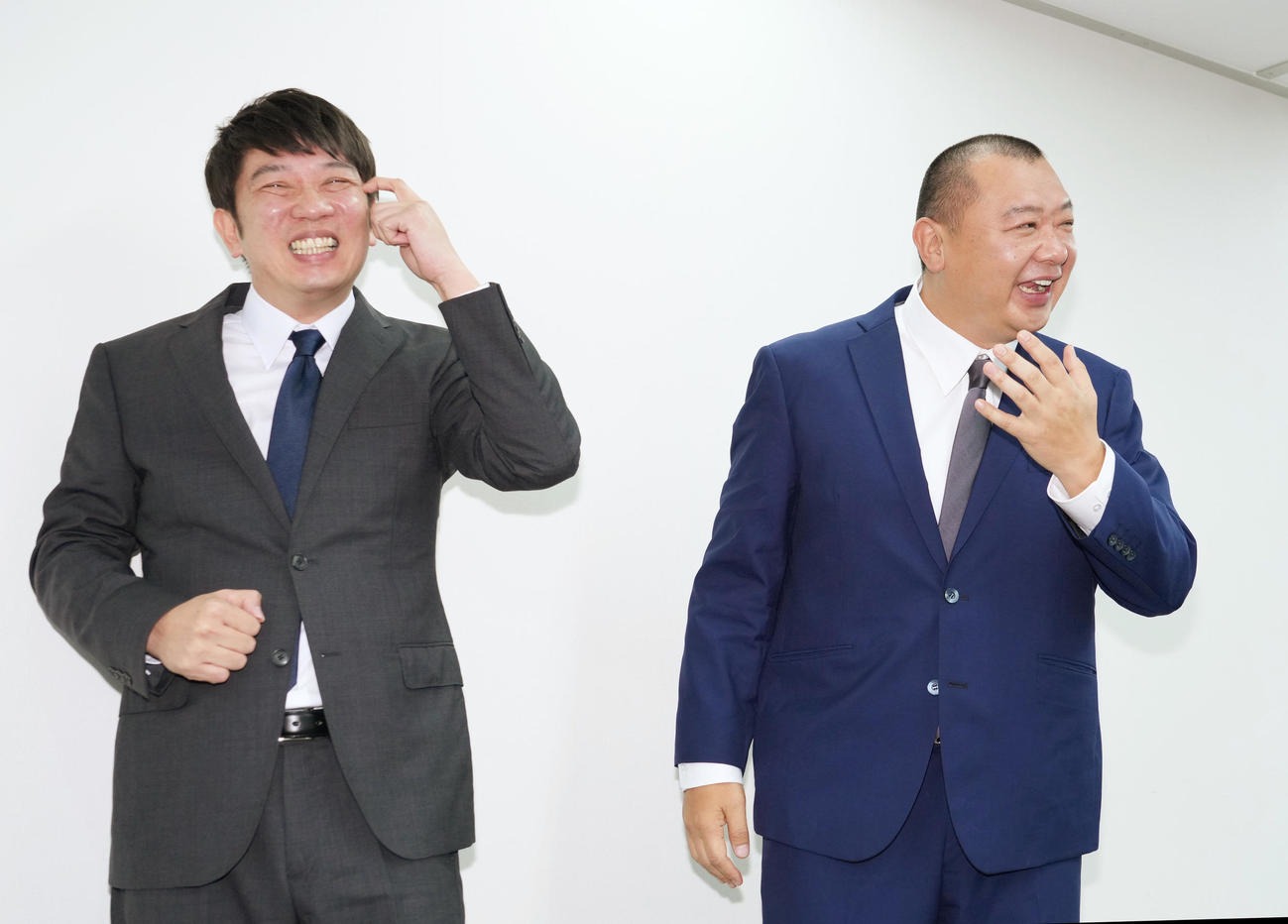 再スタートするTKO木本武宏（左）と木下隆行は、ほおずりをして照れる（撮影・菅敏）