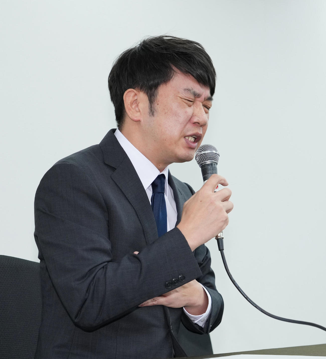会見で投資トラブルについて説明するTKO木本武宏（撮影・菅敏）