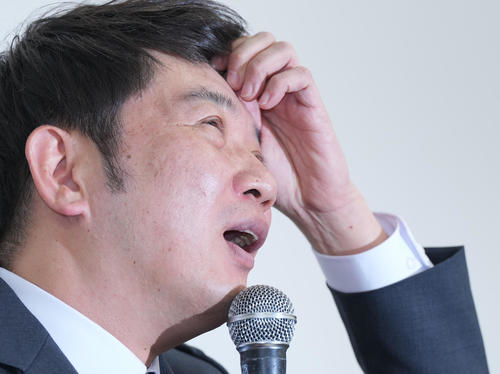 会見で投資トラブルについて説明するTKO木本武宏(撮影・菅敏)