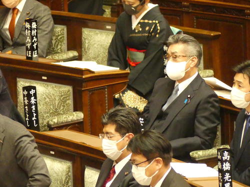参院本会議に出席する日本維新の会の中条きよし参院議員(撮影・中山知子)