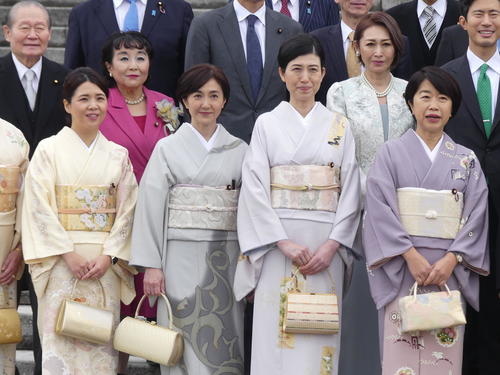 通常国会召集日、自民党議員との撮影会に臨む生稲晃子参院議員(前列左から2人目)。後列右から2人目は三原じゅん子参院議員(撮影・中山知子)