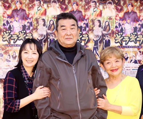写真に納まる、左から高橋由美子、小林旭、藤田弓子(撮影・鈴木正人)