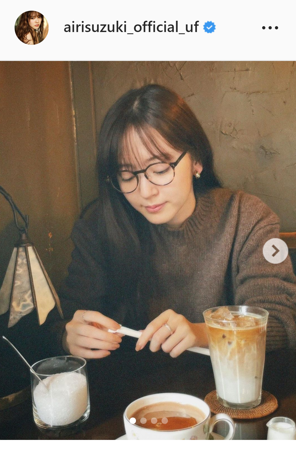 茶のニットを着てメガネをかけた姿の鈴木愛理（インスタグラムより）