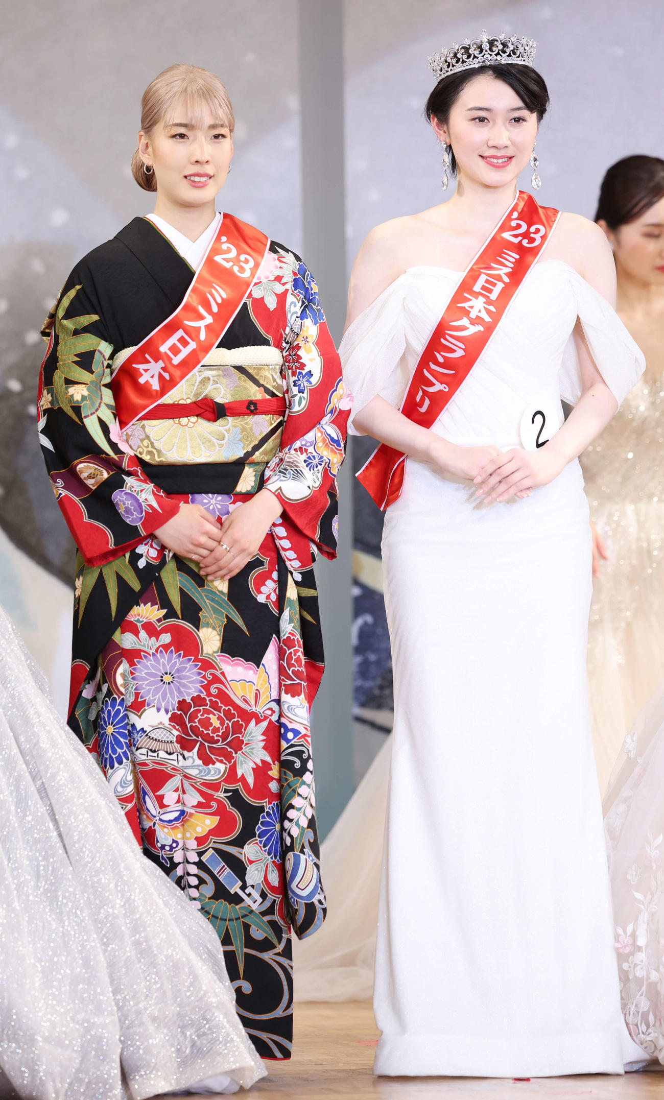 ミス日本グランプリに選ばれた吉岡恵麻さん（右）と江村美咲（撮影・宮地輝）