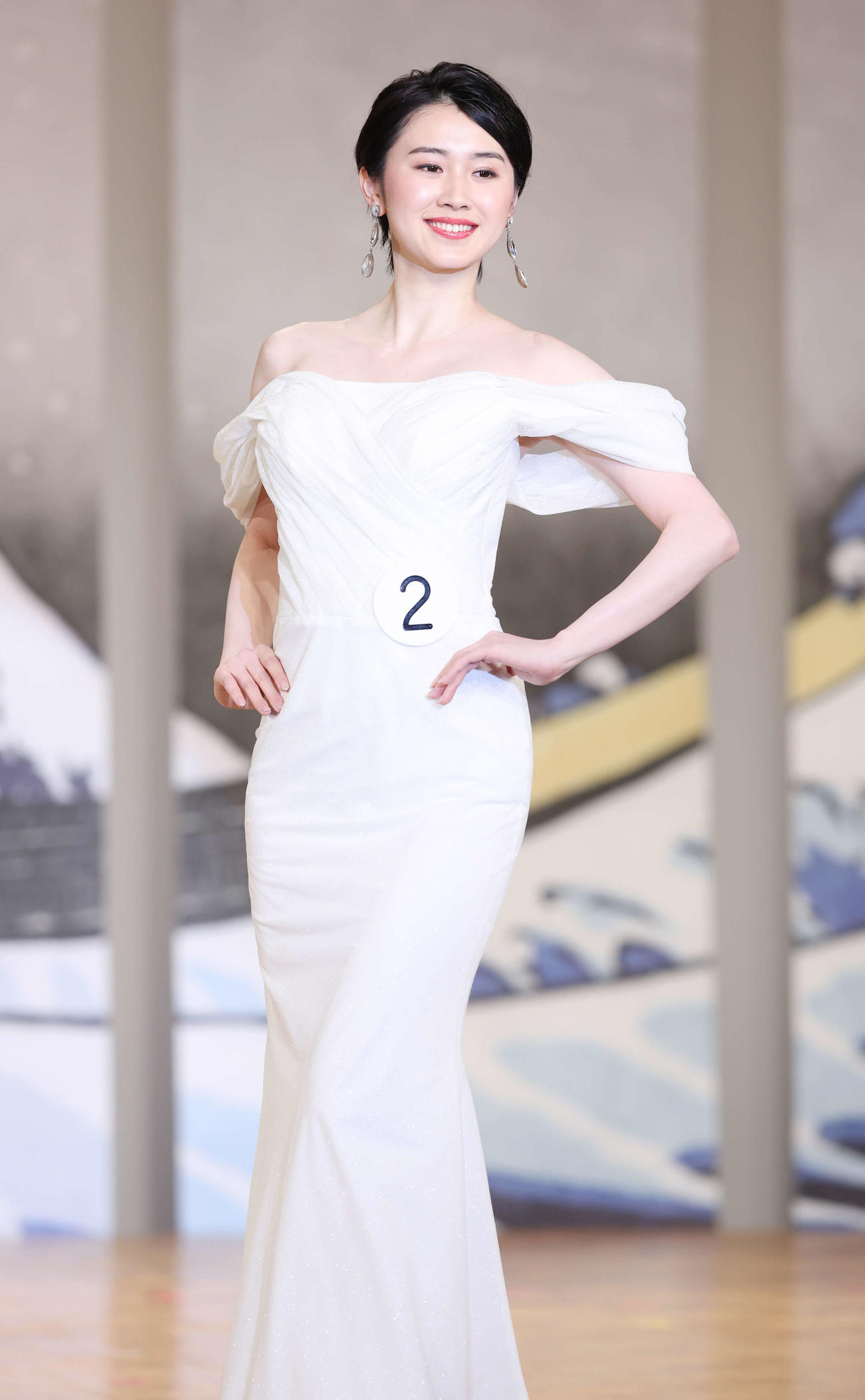 ドレス姿でポーズを取る吉岡恵麻さん（撮影・宮地輝）