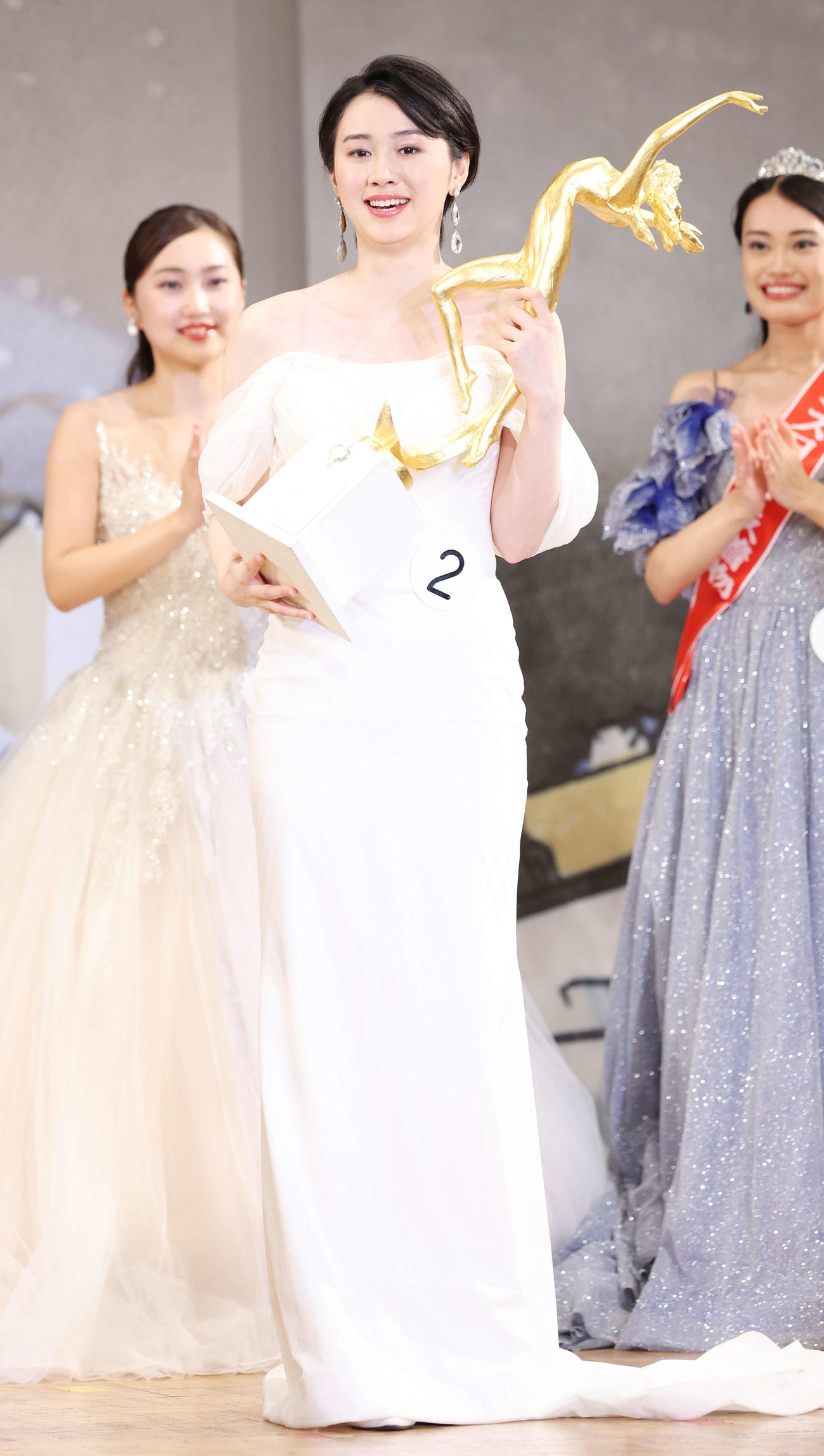 ミス日本グランプリに選ばれ、笑顔の吉岡恵麻さん（撮影・宮地輝）