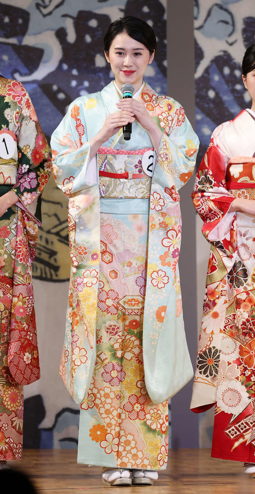 着物姿の吉岡恵麻さん（撮影・宮地輝）