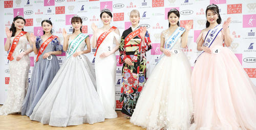 ミス日本コンテスト受賞者。左から準ミス日本の東海林杏朱さん、ミス着物の寺嶋琴さん、ミス日本みどりの大使の上村さや香さん、ミス日本グランプリの吉岡恵麻さん、ミス日本の江村美咲さん、ミス日本「水の天使」の竹田聖彩さん、ミス日本「海の日」の稲川夏希さん（撮影・宮地輝）