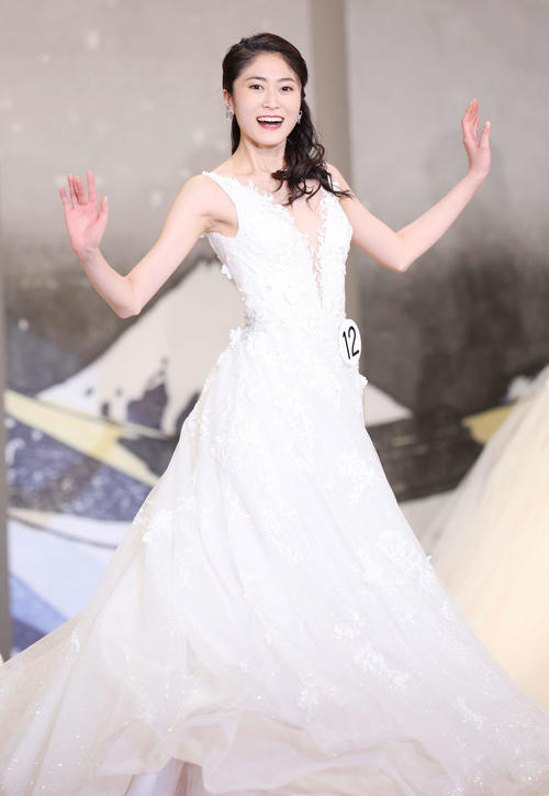 ドレス姿でポーズを取る小川聖奈さん（撮影・宮地輝）