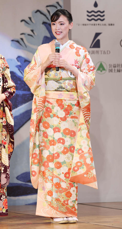 着物姿の北原海葵さん（撮影・宮地輝）
