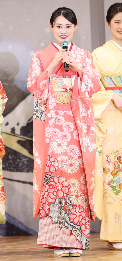 着物姿の寺嶋琴さん（撮影・宮地輝）
