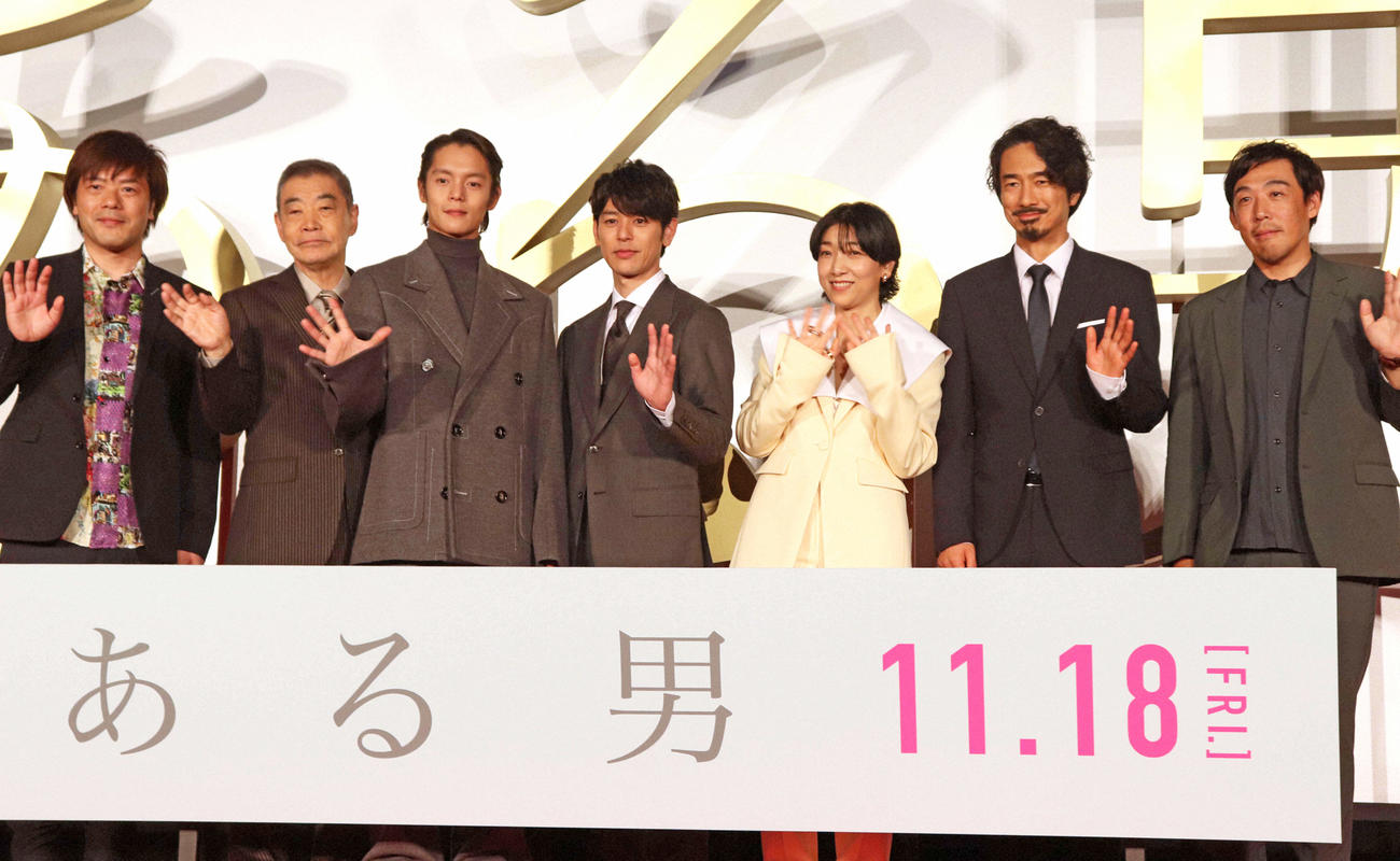 映画「ある男」主演の妻夫木聡（左から4人目）ら（2022年10月撮影）