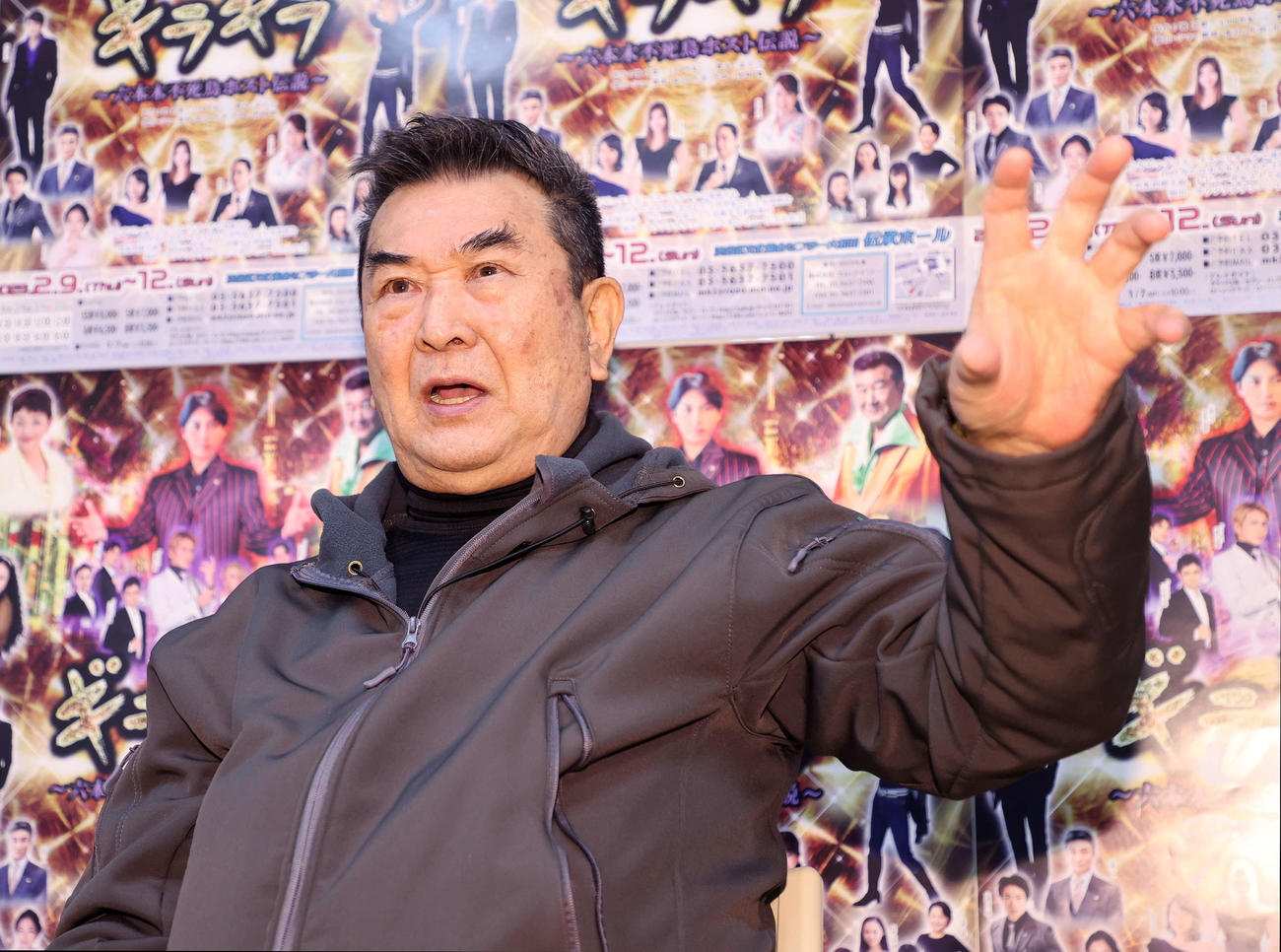 記者の質問に答える小林旭（撮影・鈴木正人）
