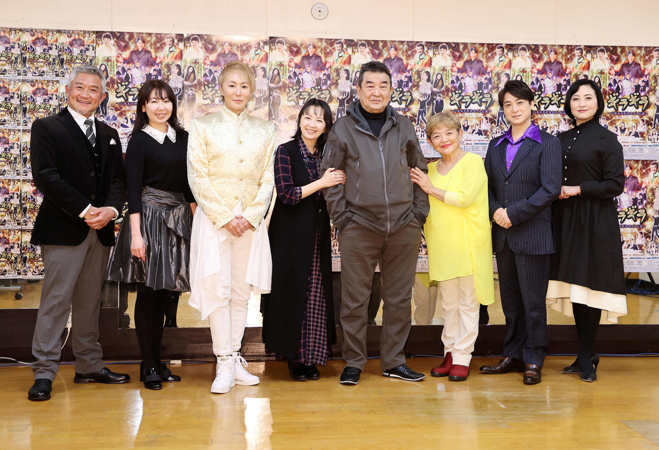 写真に納まる、左から安藤一人、村井麻友美、神崎順、高橋由美子、小林旭、藤田弓子、問戸竜二、夕貴まお（撮影・鈴木正人）