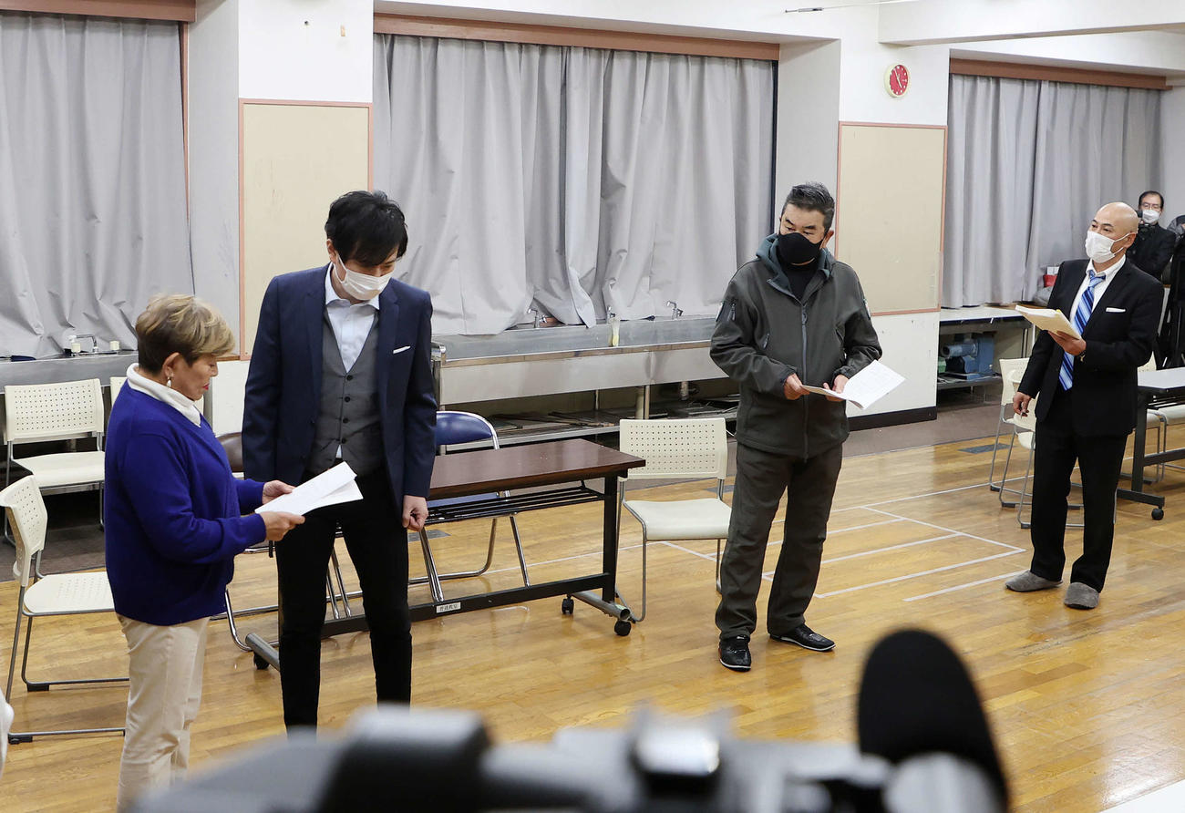 稽古を行う小林旭（左から3人目）（撮影・鈴木正人）