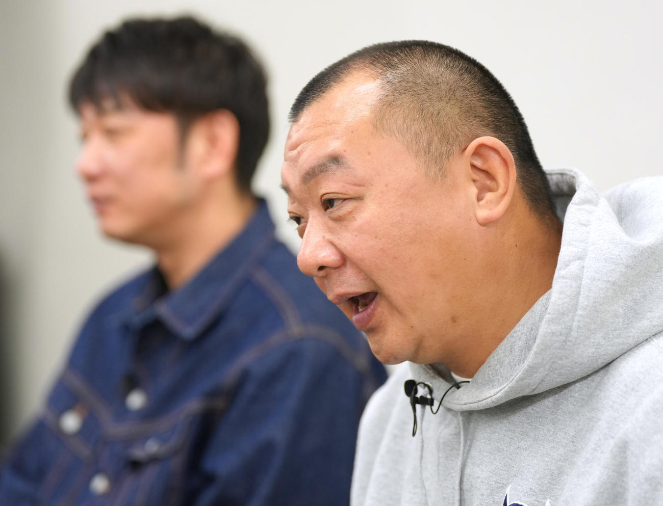 再スタートへの思いを話すTKO木下隆行（手前）と木本武宏（撮影・菅敏）