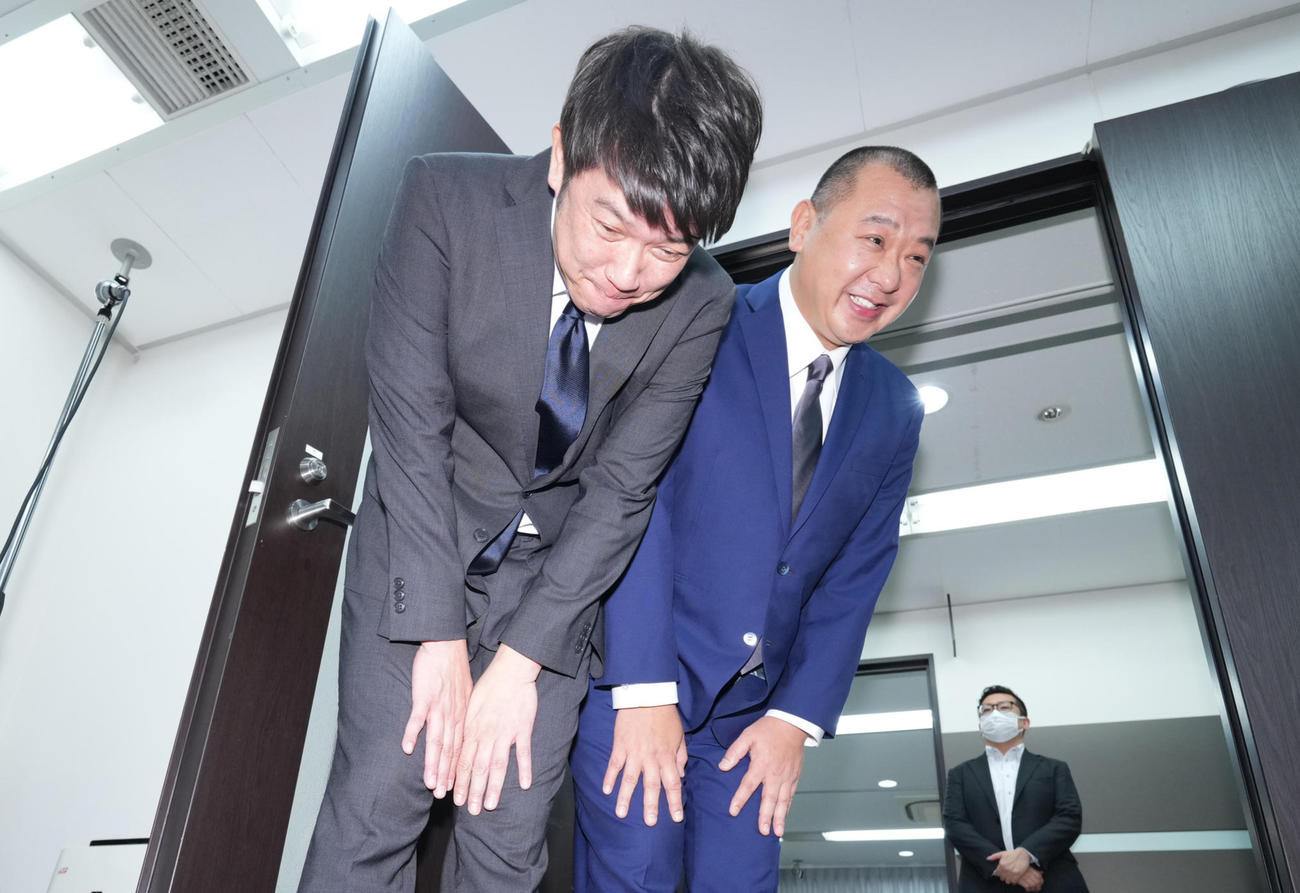 会見を終え深々と頭を下げ引き揚げるTKO木本武宏（左）と木下隆行（撮影・菅敏）