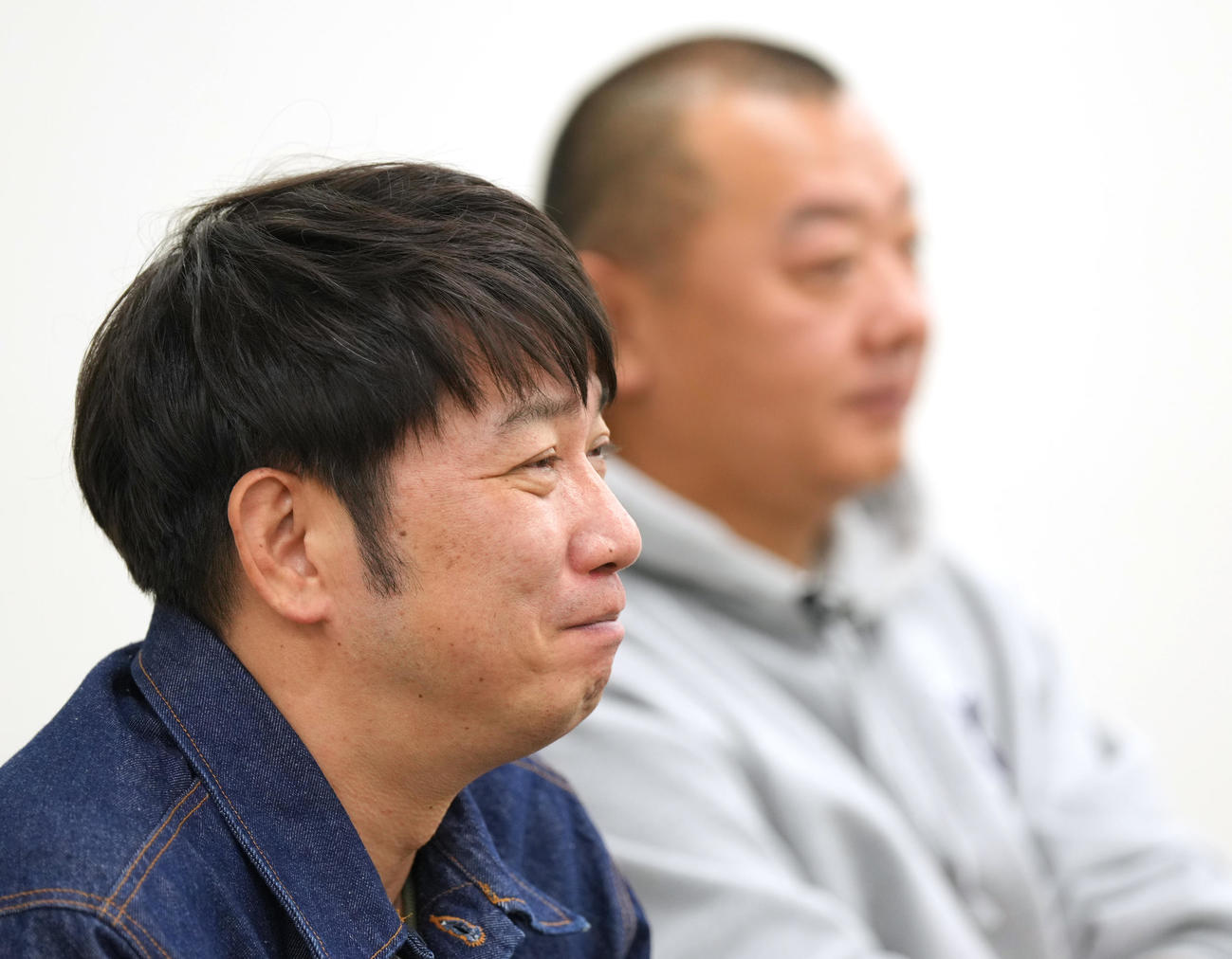 再スタートへの思いを話すTKO木本武宏（手前）と木下隆行（撮影・菅敏）