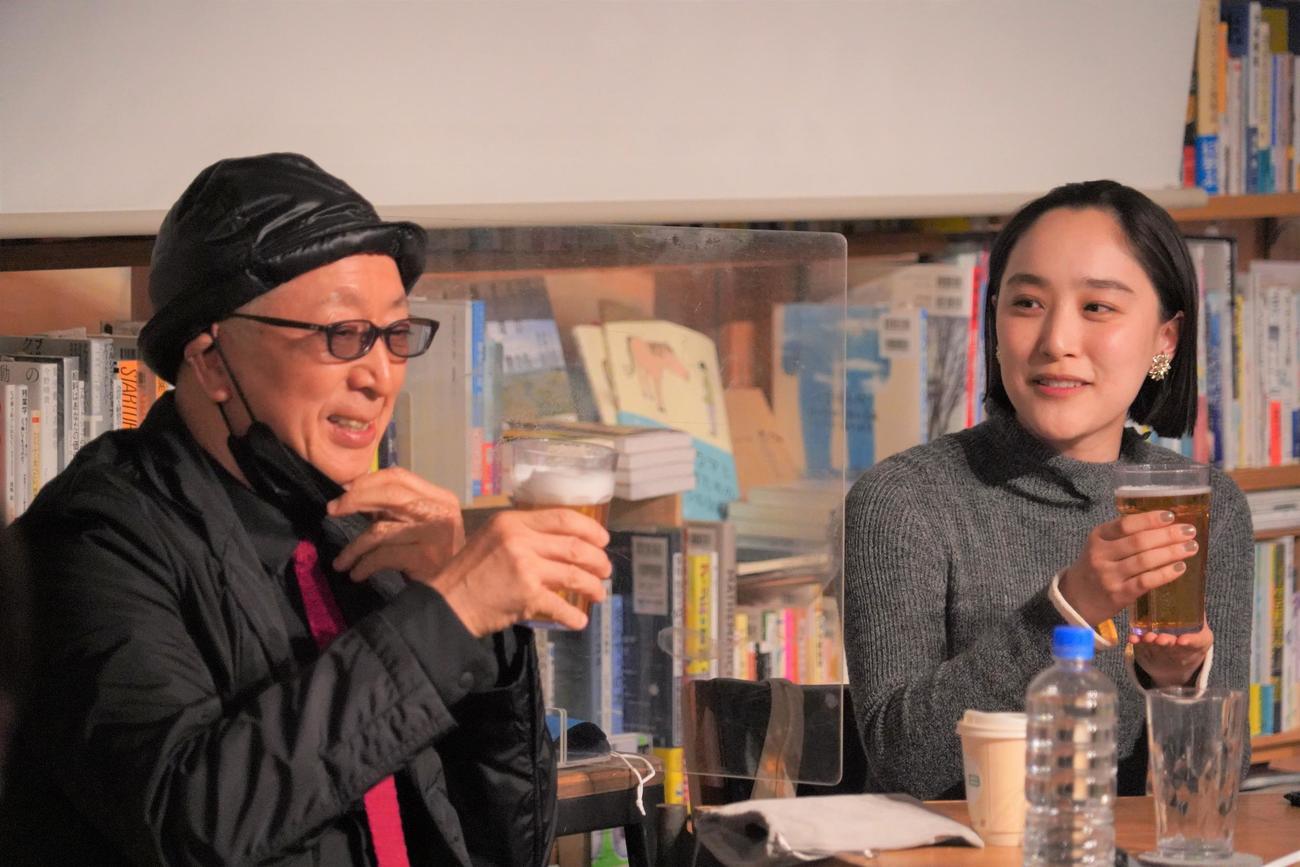 短編映画「Reborn」のトークイベントを行った柳川勝則プロデューサーと吉田美佳子（撮影・佐藤成）
