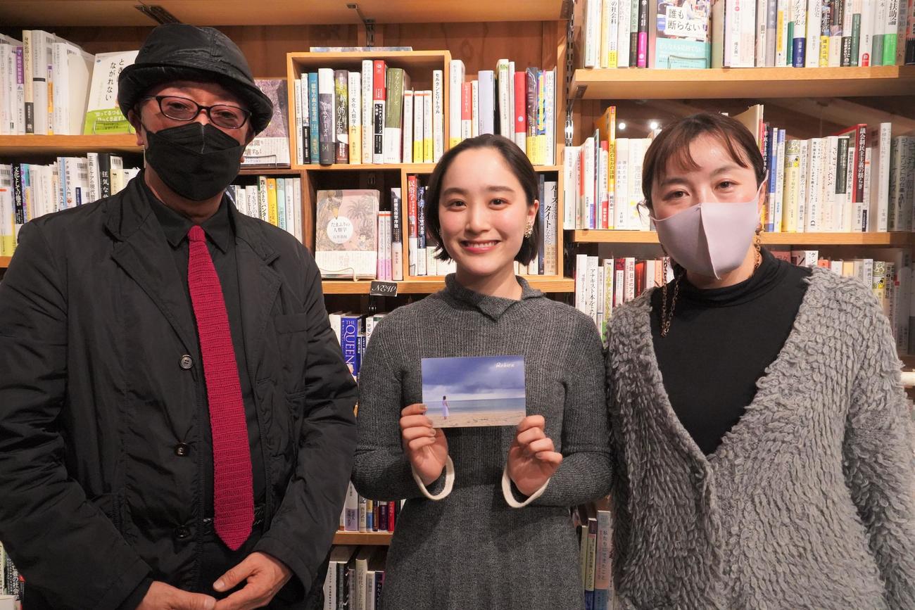 短編映画「Reborn」のトークイベントを行った、左から柳川勝則プロデューサー、吉田美佳子、高波千恵子監（撮影・佐藤成）