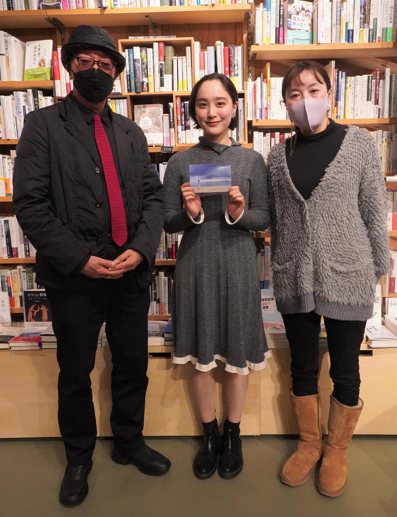 短編映画「Reborn」のトークイベントを行った、左から柳川勝則プロデューサー、吉田美佳子、高波千恵子監（撮影・佐藤成）