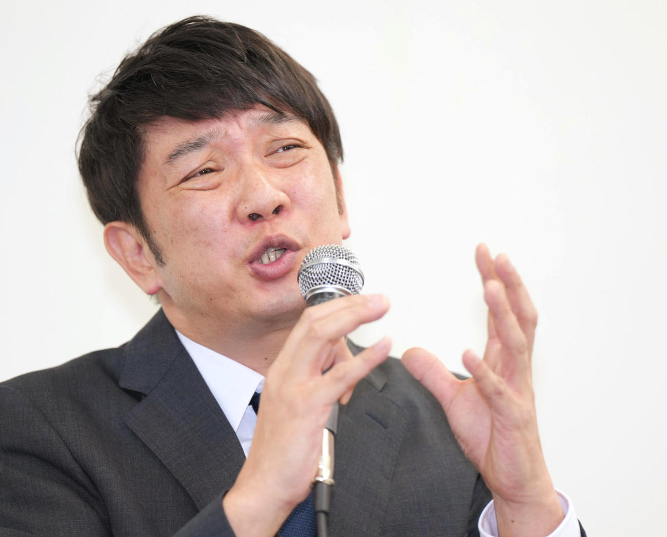 会見で投資トラブルについて説明するTKO木本武宏（撮影・菅敏）