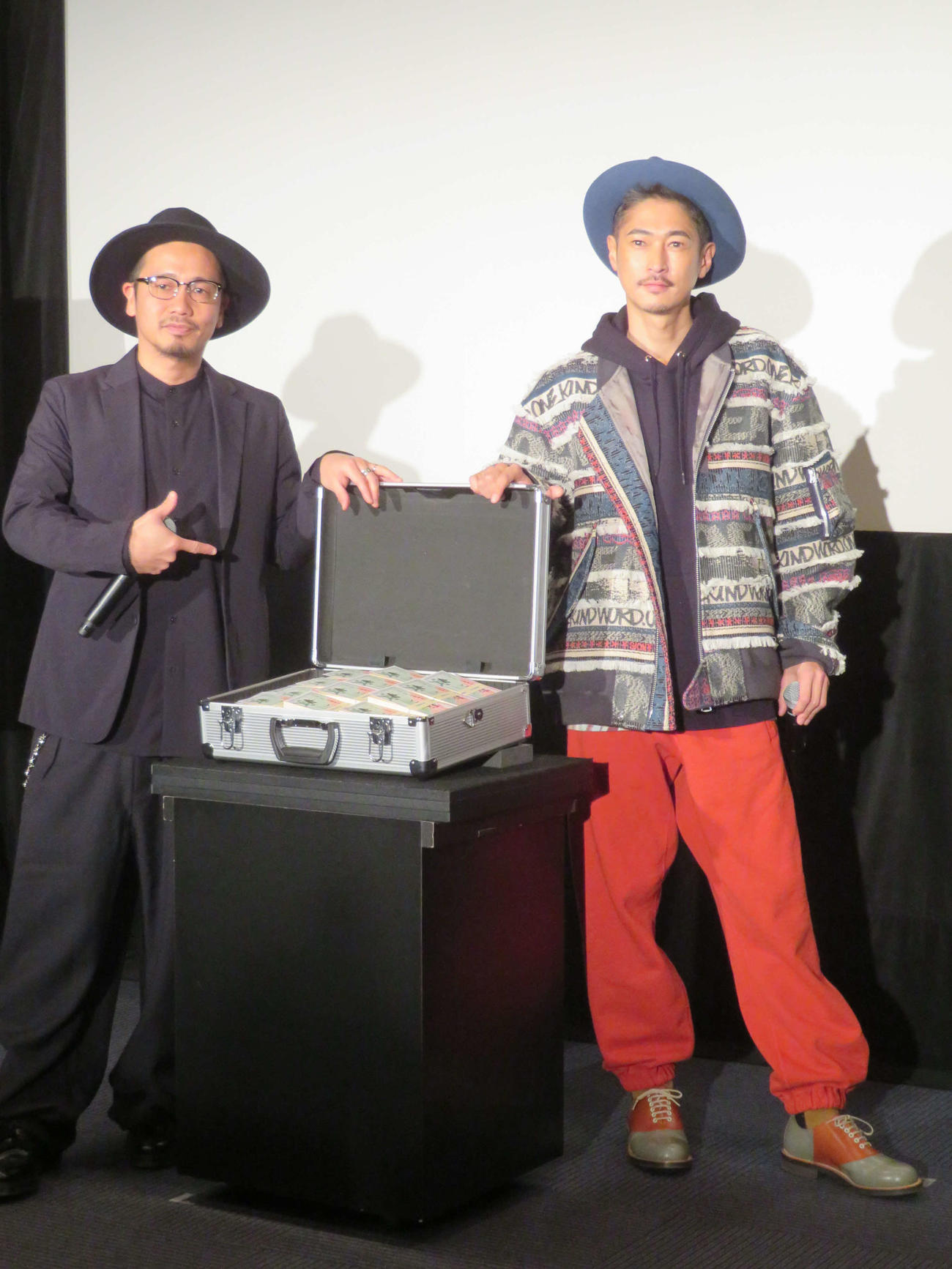 18年ぶりの主演映画「Sin Clock」公開直前イベントでタクシークーポンを贈られた牧賢治監督（左）と窪塚洋介（撮影・村上幸将）