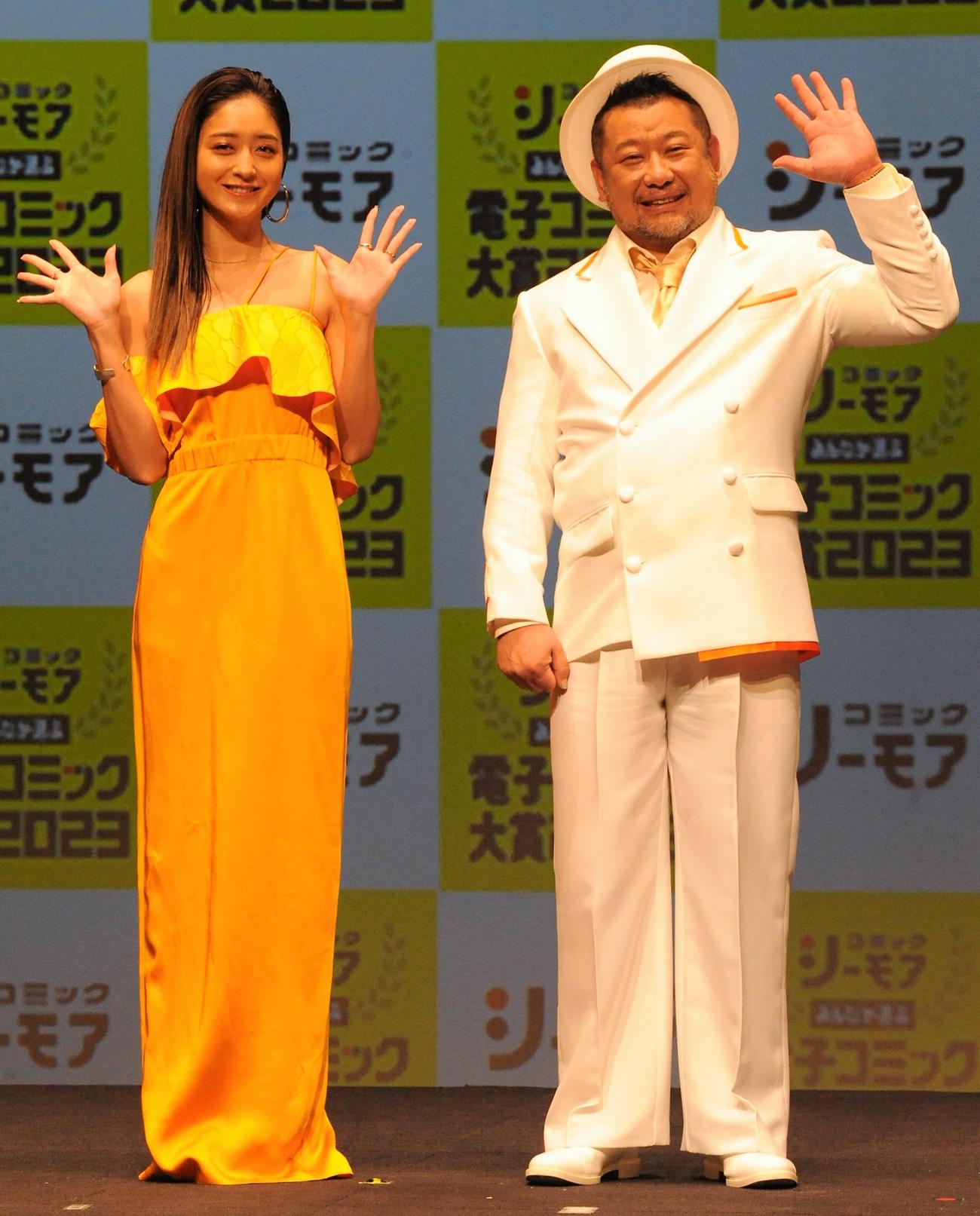 「みんなが選ぶ!!電子コミック大賞2023」授賞式」に出席するみちょぱとケンドーコバヤシ