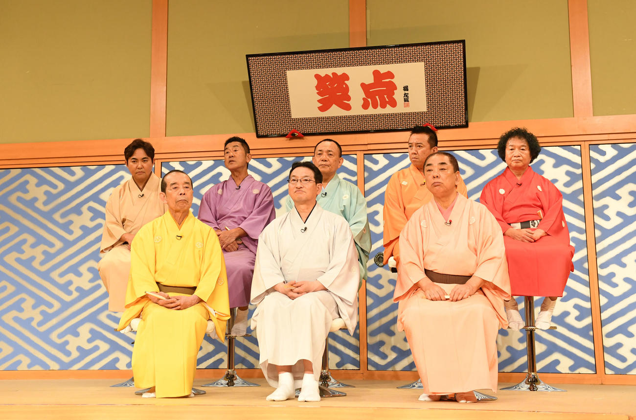 後楽園ホールでの収録後、桂歌丸さんとの思い出を語る三遊亭円楽（後列左から2人目）ら笑点メンバー。前列左から林家木久扇、春風亭昇太、三遊亭好楽、後列左から林家三平、1人おいて三遊亭小遊三、林家たい平、山田隆夫（2018年7月7日撮影）