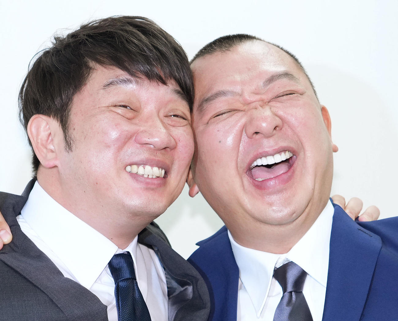 会見を終え、再スタートするTKO木本武宏（左）と木下隆行は、ほおずりする（撮影・菅敏）