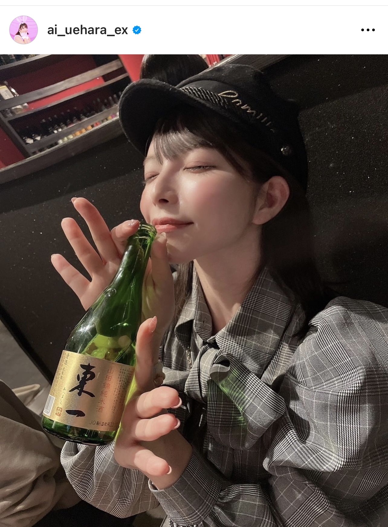 佐賀を訪れ、日本酒「東一」のにおいをかぐ上原亜衣（上原亜衣のインスタグラムより）