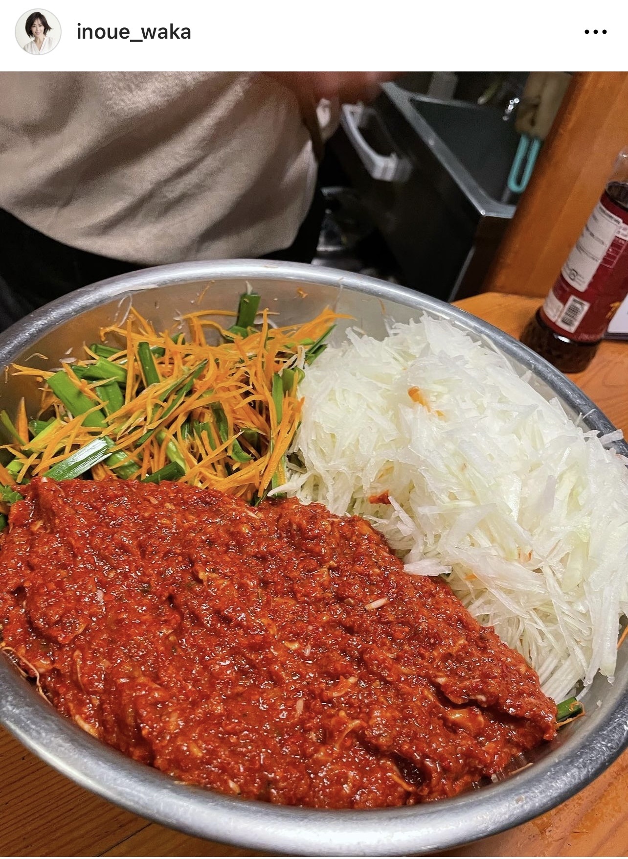 具材からキムチをつくっている様子（井上和香のインスタグラムより）