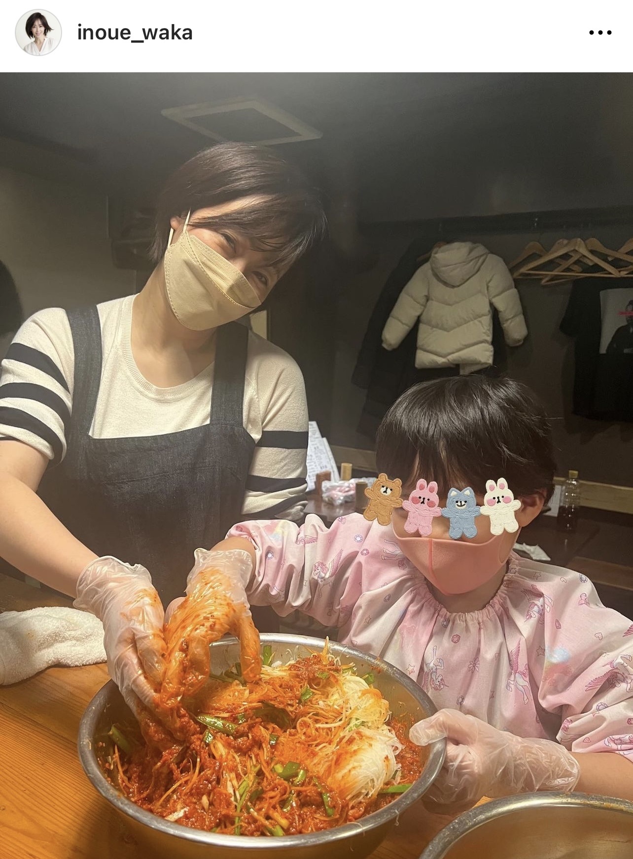 娘とキムチ作りをする井上和香（井上和香のインスタグラムより）