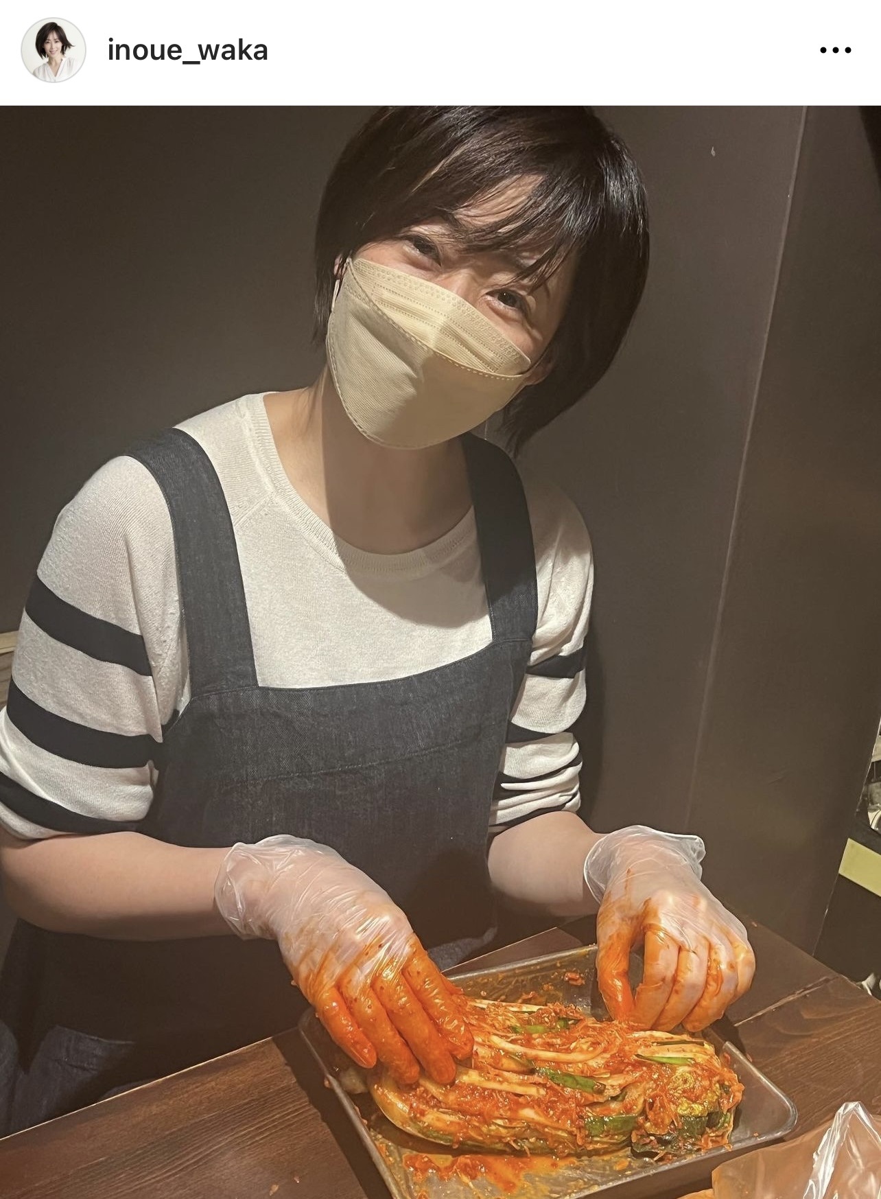 娘とキムチ作りをする井上和香（井上和香のインスタグラムより）
