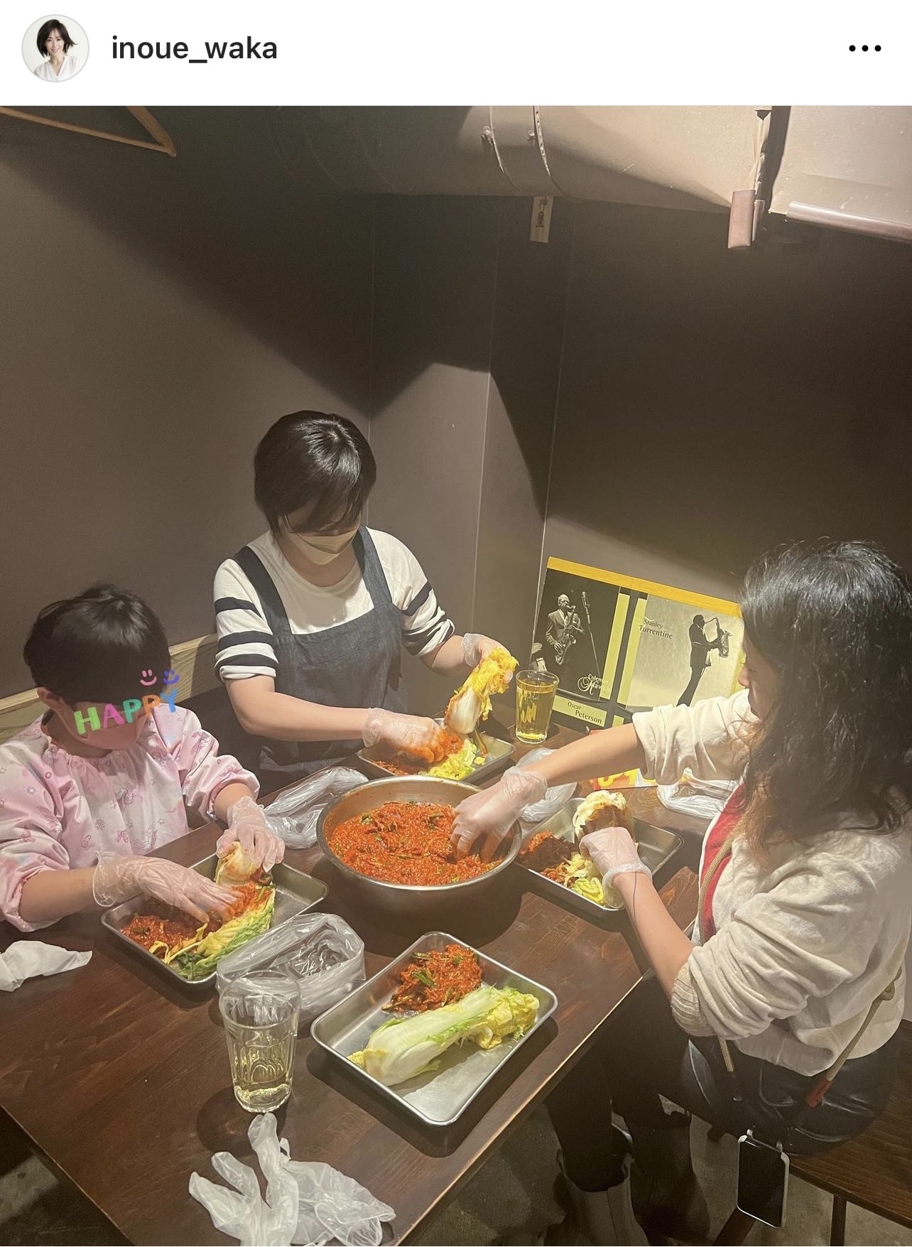 娘とキムチ作りをする井上和香（井上和香のインスタグラムより）