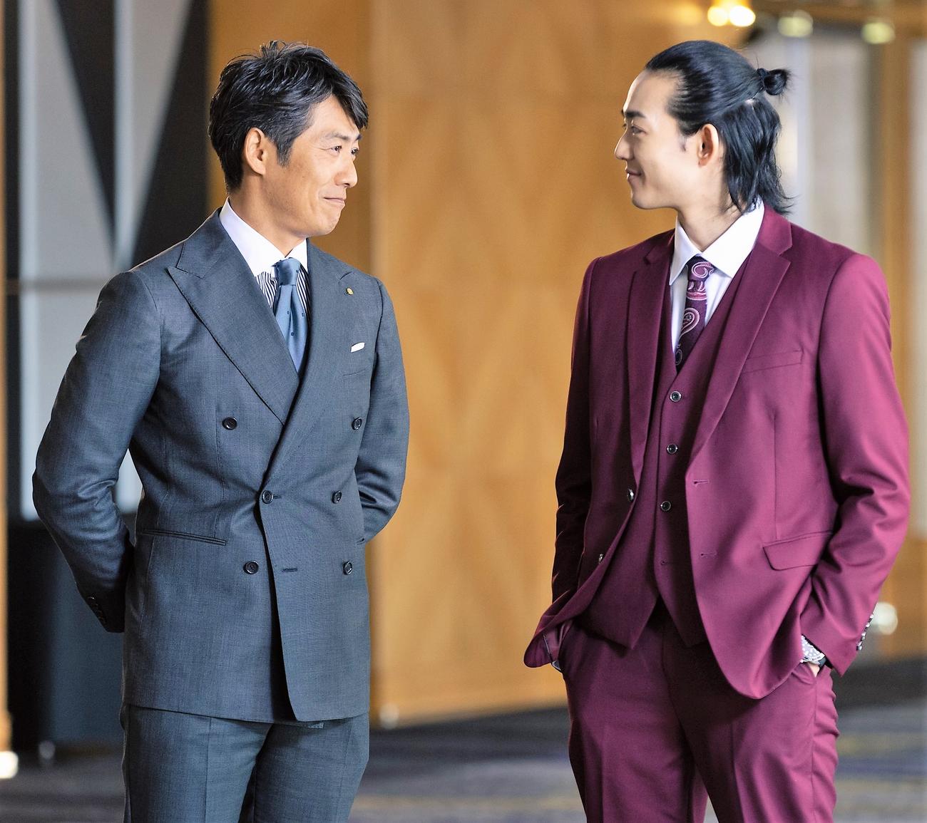 フジテレビ「スタンドUPスタート」に出演する反町隆史（左）、竜星涼（C）フジテレビ