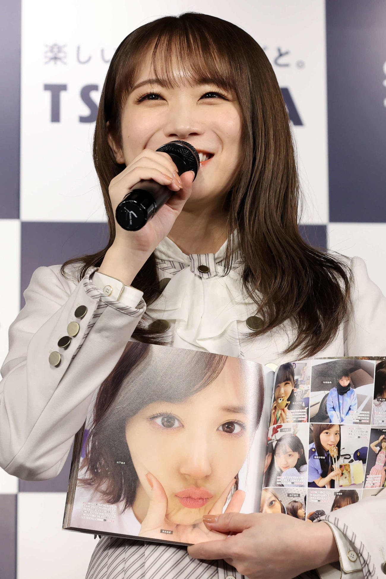 乃木坂46写真集「乃木撮　VOL．03」刊行記念会見で、お気に入りの写真を見せる秋元真夏（撮影・浅見桂子）