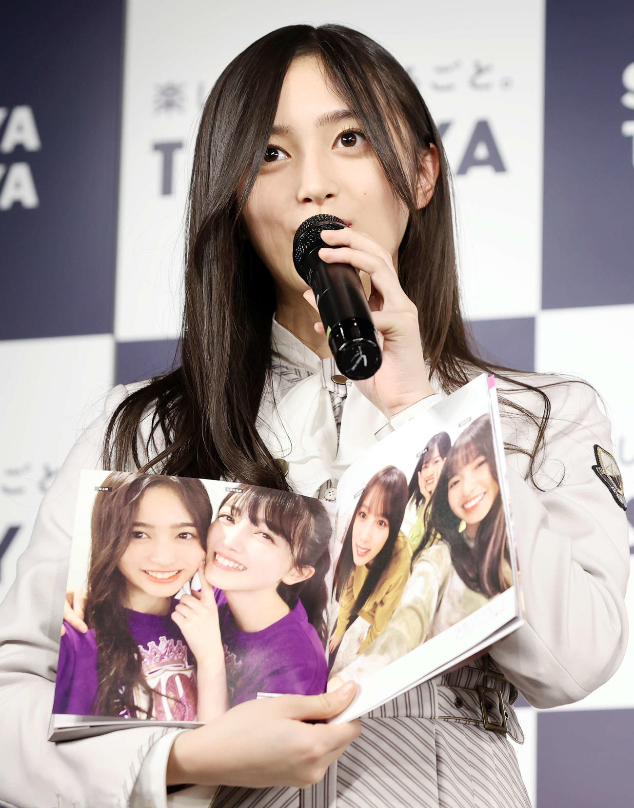 乃木坂46写真集「乃木撮　VOL．03」刊行記念会見で、お気に入りの写真を見せる井上和（撮影・浅見桂子）