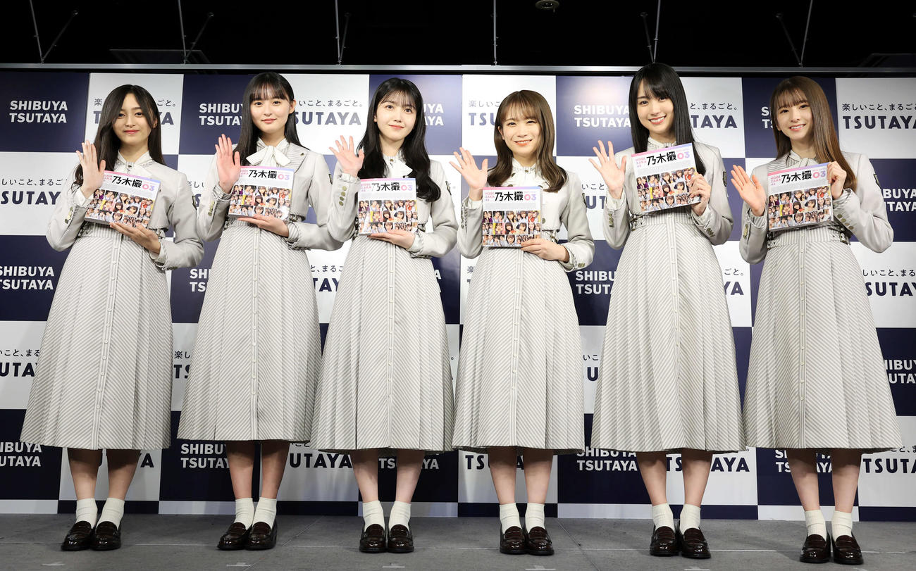 乃木坂46写真集「乃木撮　VOL．03」刊行記念会見で笑顔を見せる、左から井上和、遠藤さくら、久保史緒里、秋元真夏、賀喜遥香、菅原咲月（撮影・浅見桂子）