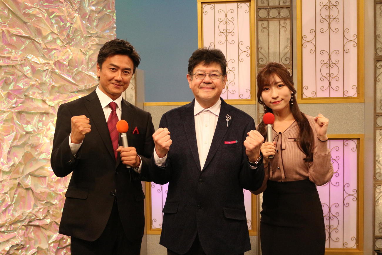 チバテレビの長寿番組「カラオケ大賞」に出演する、左からMC原田龍二、審査員長の伊戸のりおさん、アシスタント山田かれん