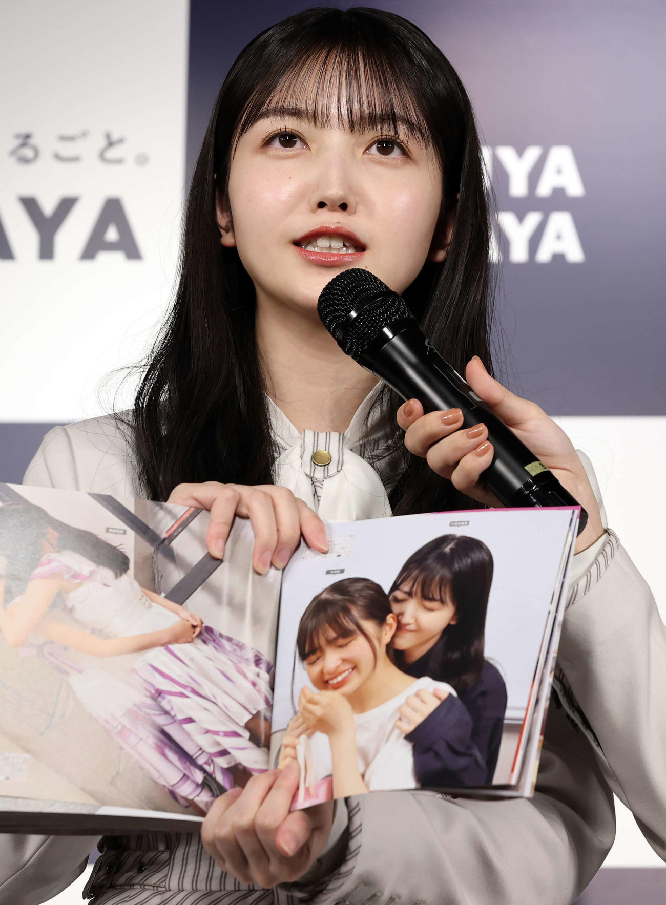 乃木坂46写真集「乃木撮　VOL．03」刊行記念会見で、お気に入りの写真を見せる久保史緒里（撮影・浅見桂子）