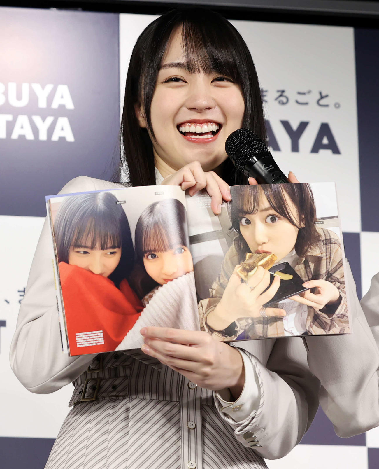 乃木坂46写真集「乃木撮　VOL．03」刊行記念会見で、お気に入りの写真を見せる賀喜遥香（撮影・浅見桂子）