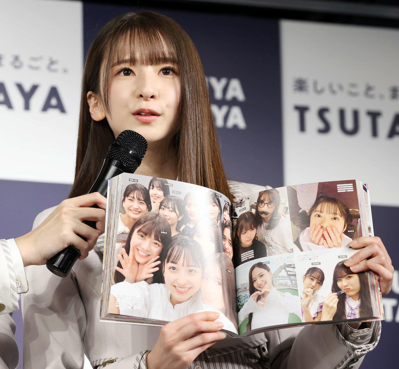 乃木坂46写真集「乃木撮　VOL．03」刊行記念会見で、お気に入りの写真を見せる菅原咲月（撮影・浅見桂子）