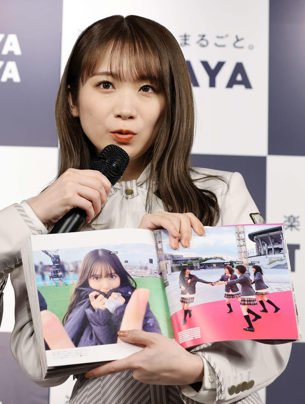 乃木坂46写真集「乃木撮　VOL．03」刊行記念会見で、お気に入りの写真を見せる秋元真夏（撮影・浅見桂子）