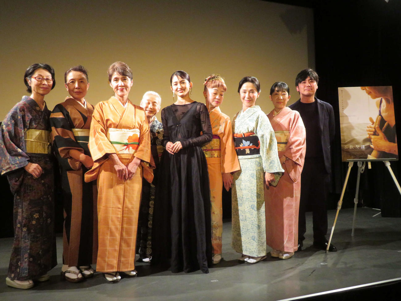 映画「茶飲友達」完成披露試写会に登壇した、左から長島悠子、岬ミレホ、瀧マキ、百元夏繪、岡本玲、クイン加藤、磯西真喜、楠部知子、外山文治監督（撮影・村上幸将）