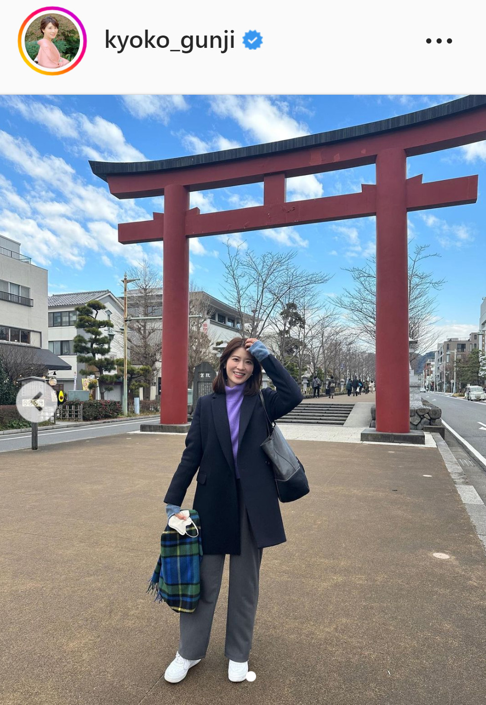 鳥居の前で笑顔を見せる郡司恭子アナ（郡司恭子アナのインスタグラムより）