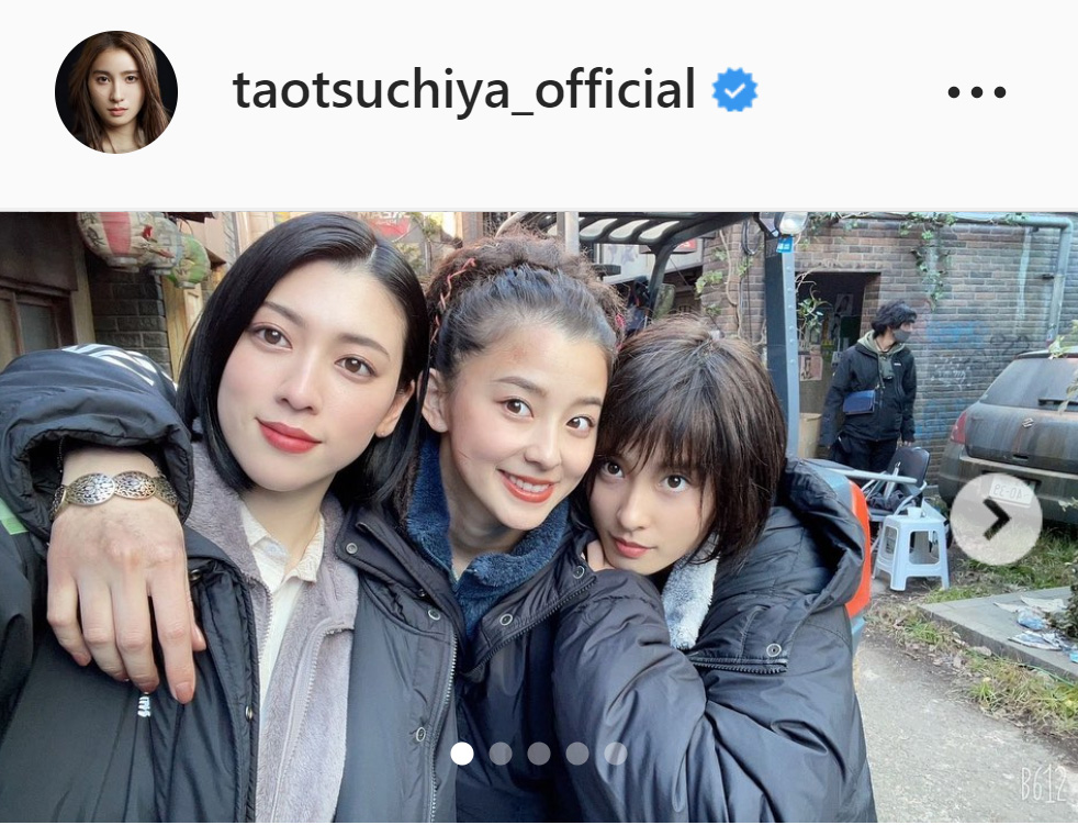 左から三吉彩花、朝比奈彩とのスリーショットを公開した土屋太鳳（土屋太鳳のインスタグラムより）